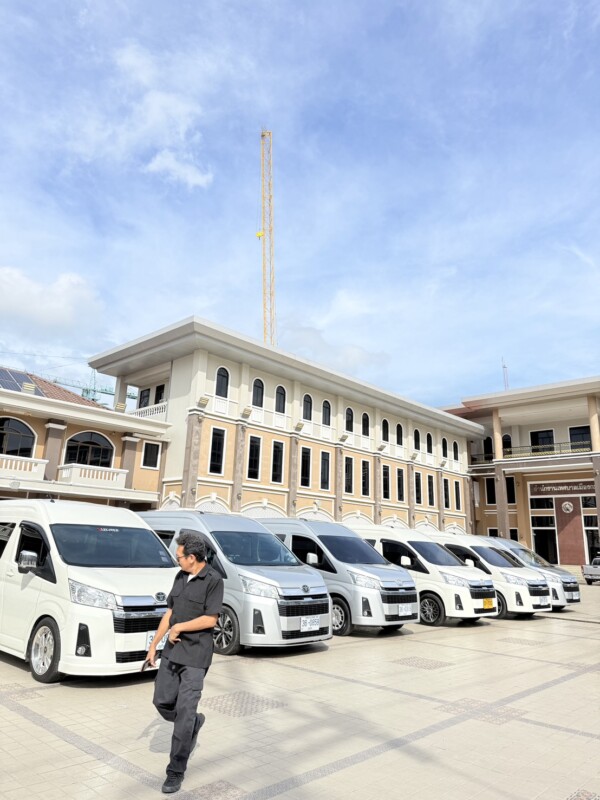 เหมารถตู้ไปต่างจังหวัด
